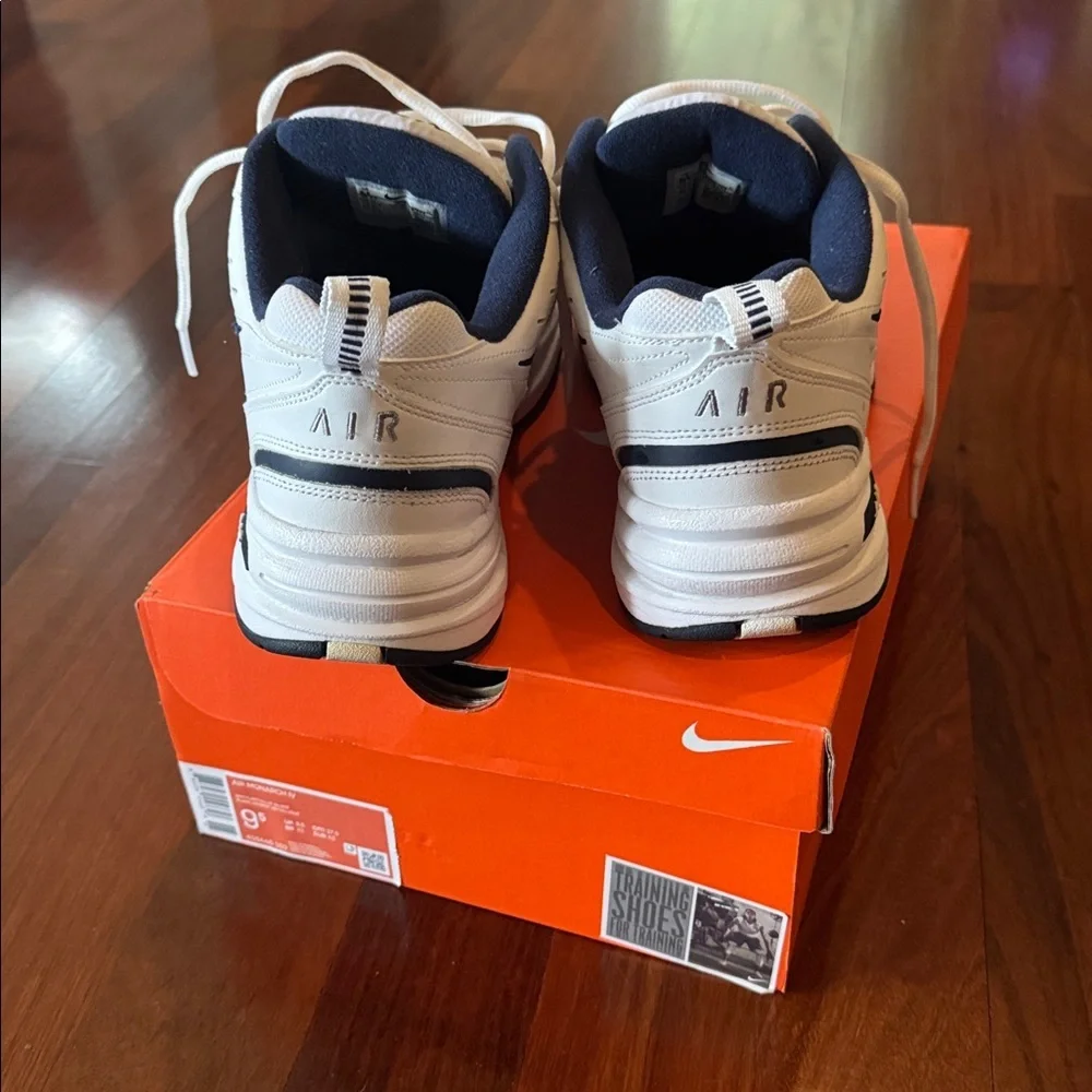 Nike Air Monarch IV Size 9.5
